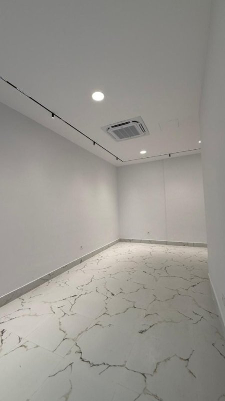 Tirane, jepet me qera dyqan Kati 1, 38 m² 900 € 