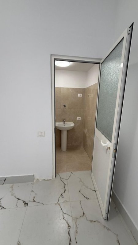 Tirane, jepet me qera dyqan Kati 1, 38 m² 900 € 