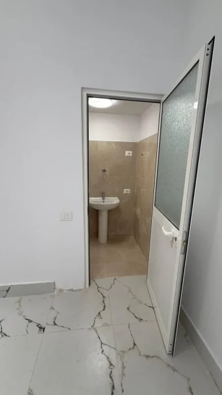Tirane, jepet me qera dyqan Kati 1, 38 m² 900 € 