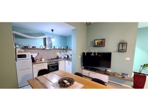 Tirane, jepet me qera apartament 2+1+Ballkon Kati 4, 84 m² 750 € (Neom130204)