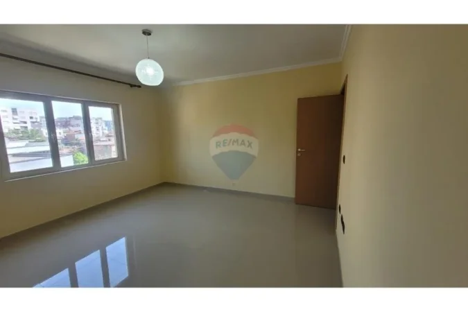 Tirane, jepet me qera apartament 2+1 Kati 4, 
