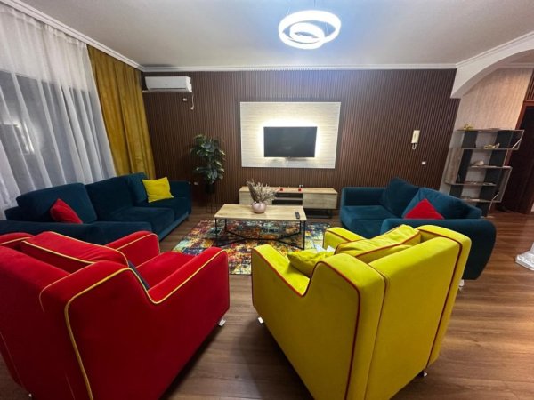 Tirane, jepet me qera apartament 2+1 Kati 5, 800 € 