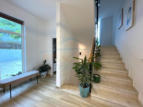 Tirane, jepet me qera Vile 3+1+Ballkon Kati 0, 200 m² 2.000 € (Farke)