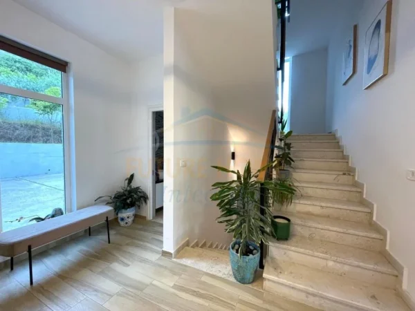 Tirane, jepet me qera Vile 3+1+Ballkon Kati 0, 200 m² 2.000 € (Farke)