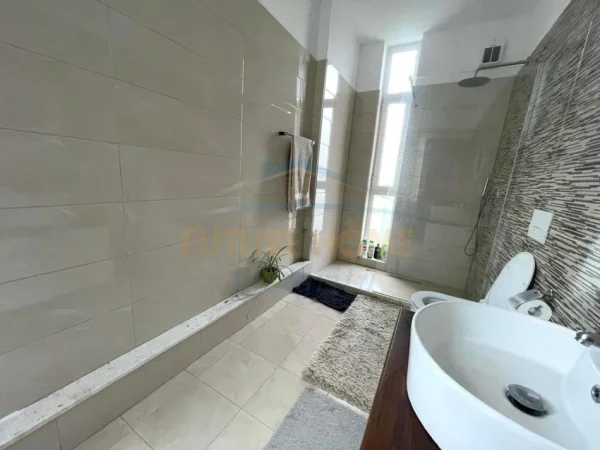Tirane, jepet me qera Vile 3+1+Ballkon Kati 0, 200 m² 2.000 € (Farke)