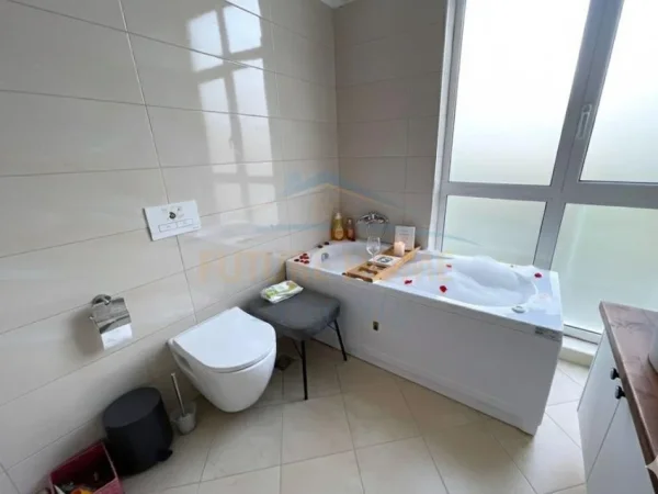 Tirane, jepet me qera Vile 3+1+Ballkon Kati 0, 200 m² 2.000 € (Farke)