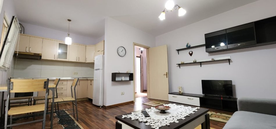 Tirane, jepet me qera apartament 1+1 Kati 1, 60 m² 420 € (ish parku)