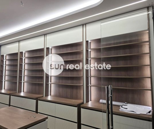 Shkoder, jepet me qera ambjent biznesi Kati 0, 33 m² 1.000 € (PARRUCE)