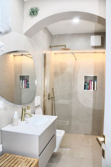 Tirane, jepet me qera apartament 2+1 Kati 3, 70 m² 1.100 € (BLLOKU ,KAFE ROMA)