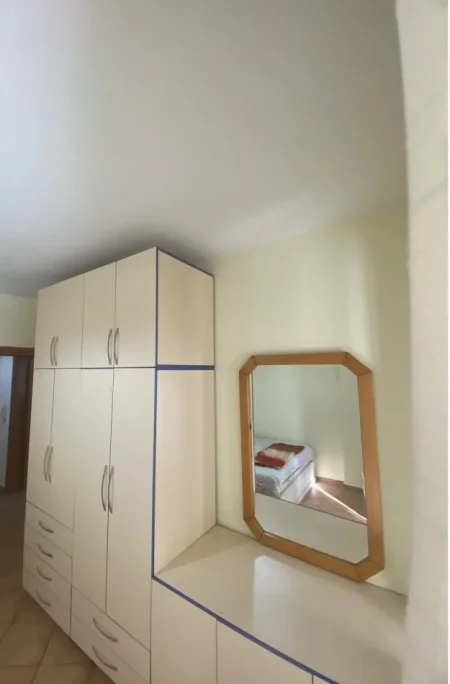 Shqiperi, jepet me qera apartament 1+1 Kati 2, 60 m² 500 € (Rruga Riza Cërova)
