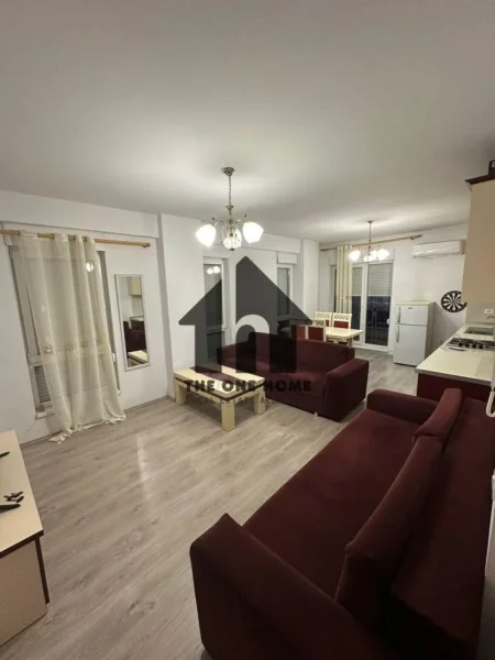 Tirane, jepet me qera apartament 1+1+Ballkon Kati 4, 70 m² 450 € (21-dhjetori)