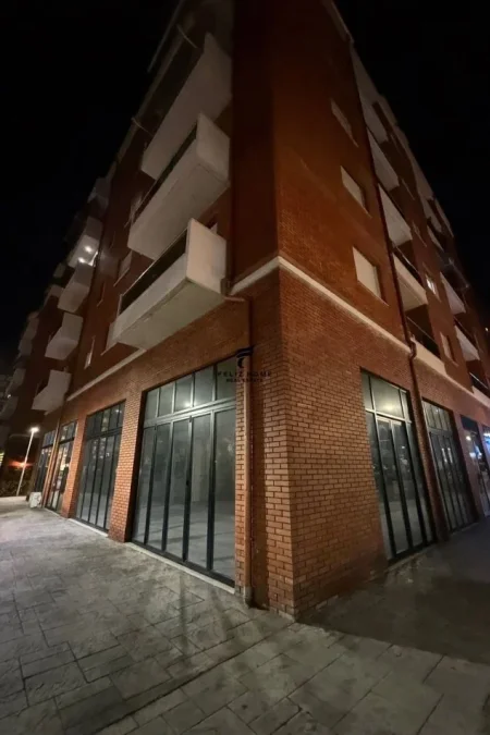 Tirane, jepet me qera dyqan Kati 0, 95 m² 1.300 € (GREEN CITY)