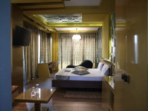 Tirane, shitet hotel Kati 8, 2.400 m² 5.500.000 € (Rruga e Elbasanit)