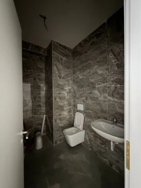 Tirane, jepet me qera apartament 1+1+Ballkon Kati 1, 60 m² 650 € (ZOGU I ZI)