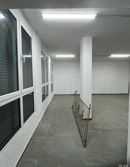 Jepet me qira godinë 2-katëshe në Bathore.