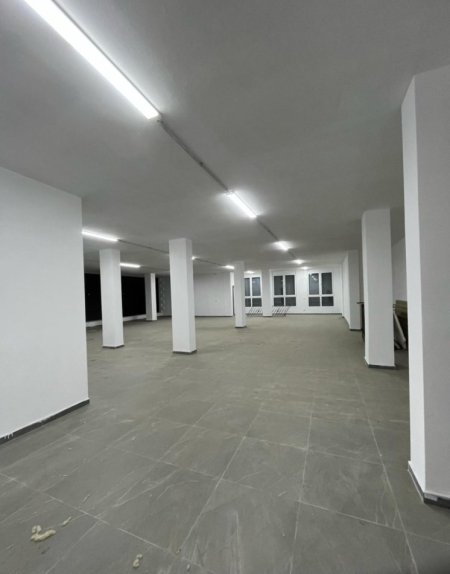 Jepet me qira godinë 2-katëshe në Bathore.