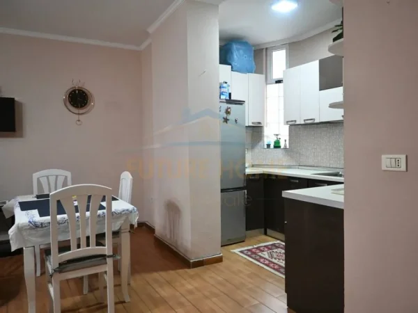 Tirane, jepet me qera apartament 2+1 Kati 3, 105 m² 680 € (Rruga e Dibres)