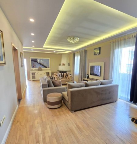 Tirane, jepet me qera apartament 3+1 Kati 2, 240 m² 1.000 € (Bulevardi i Ri)