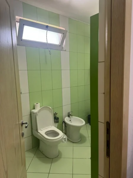 Tirane, jepet me qera apartament 3+1 Kati 5, 116 m² 700 € (RRUGA E KAVAJES)