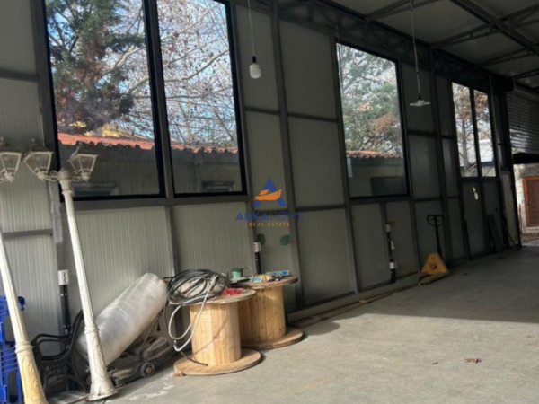 Tirane, jepet me qera magazine Kati 1, 700 m² 3.500 € 