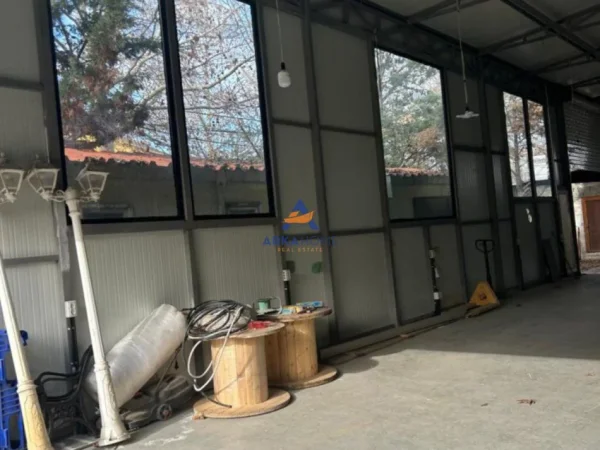 Tirane, jepet me qera magazine Kati 1, 700 m² 3.500 € 