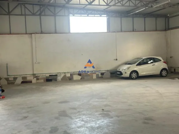 Tirane, jepet me qera magazine Kati 1, 700 m² 3.500 € 