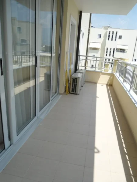 Tirane, jepet me qera apartament 1+1+Aneks+Ballkon , 60 m² 550 € (rruga peti)