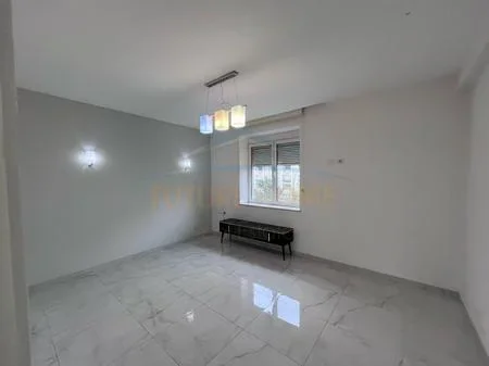 Tirane, jepet me qera apartament 2+1+Ballkon Kati 2, 72 m² 650 € (Bulevardi zogu i I)