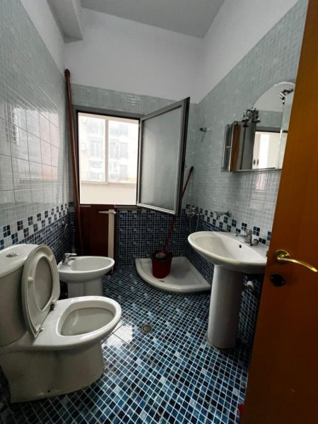 Tirane, jepet me qera zyre Kati 2, 33 m² 380 € (Zogu i Zi prane Qatar Center)