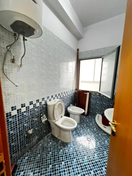 Tirane, jepet me qera zyre Kati 2, 33 m² 380 € (Zogu i Zi prane Qatar Center)