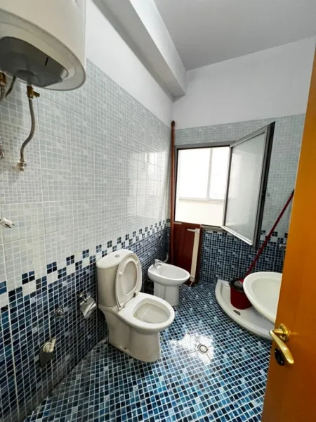 Tirane, jepet me qera zyre Kati 2, 33 m² 380 € (Zogu i Zi prane Qatar Center)