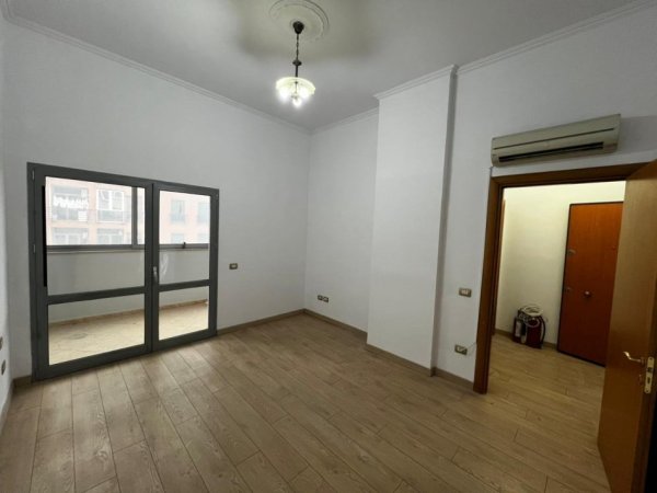 Tirane, jepet me qera zyre Kati 2, 33 m² 380 € (Zogu i Zi prane Qatar Center)