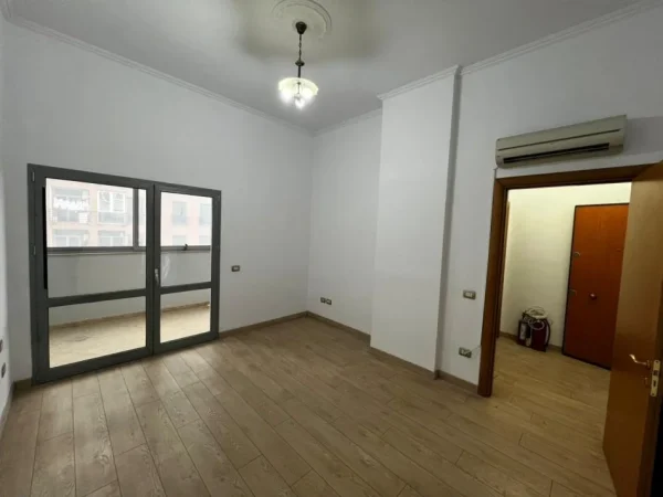 Tirane, jepet me qera zyre Kati 2, 33 m² 380 € (Zogu i Zi prane Qatar Center)