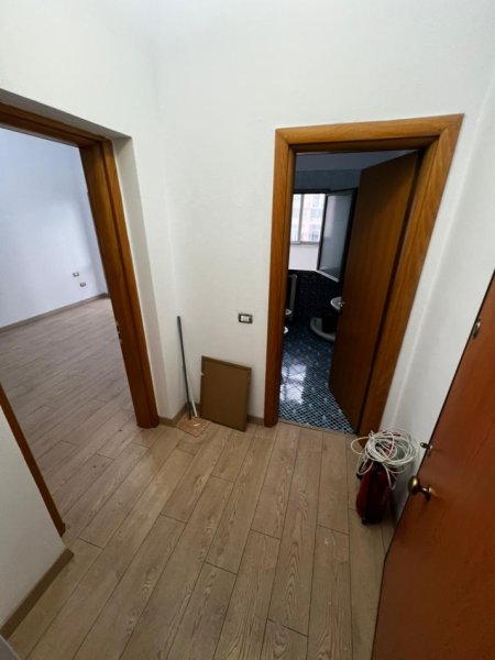 Tirane, jepet me qera zyre Kati 2, 33 m² 380 € (Zogu i Zi prane Qatar Center)