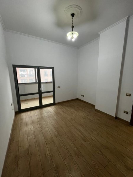 Tirane, jepet me qera zyre Kati 2, 33 m² 380 € (Zogu i Zi prane Qatar Center)