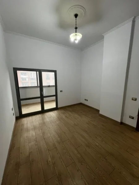Tirane, jepet me qera zyre Kati 2, 33 m² 380 € (Zogu i Zi prane Qatar Center)