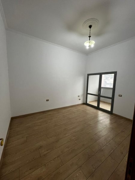 Tirane, jepet me qera zyre Kati 2, 33 m² 380 € (Zogu i Zi prane Qatar Center)