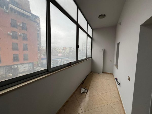 Tirane, jepet me qera zyre Kati 2, 33 m² 380 € (Zogu i Zi prane Qatar Center)
