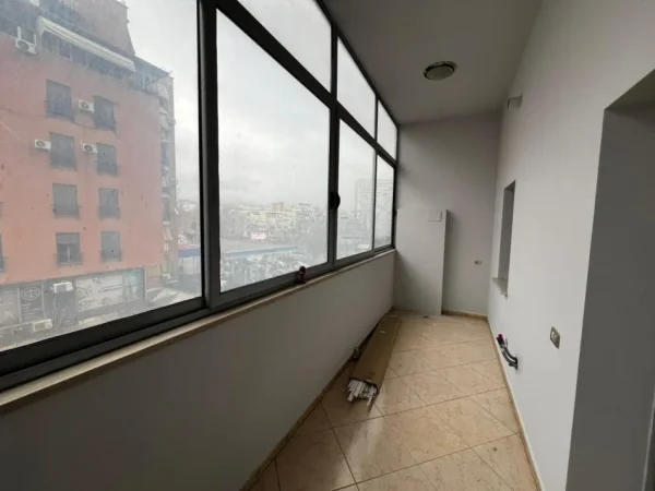 Tirane, jepet me qera zyre Kati 2, 33 m² 380 € (Zogu i Zi prane Qatar Center)