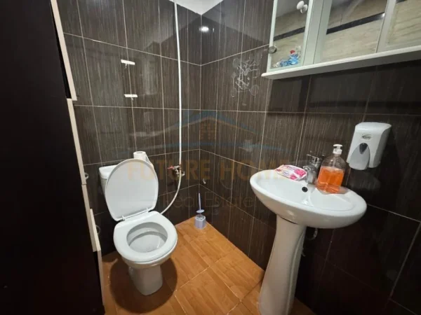 Tirane, jepet me qera ambjent biznesi Kati 0, 77 m² 1.000 € (Myslym Shyri)