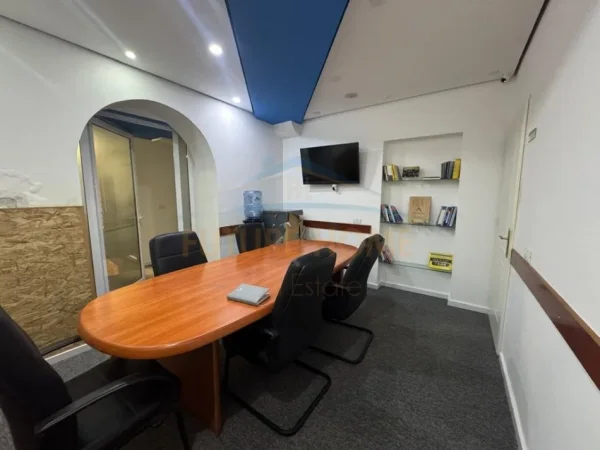 Tirane, jepet me qera zyre Kati 0, 77 m² 1.000 € (MYSLYM SHYRI)