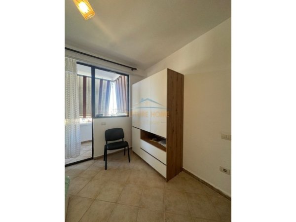 Tirane, jepet me qera apartament 1+1 Kati 8, 60 m² 500 € (Rruga e Elbasanit , Prane Ambasades Amerikane)