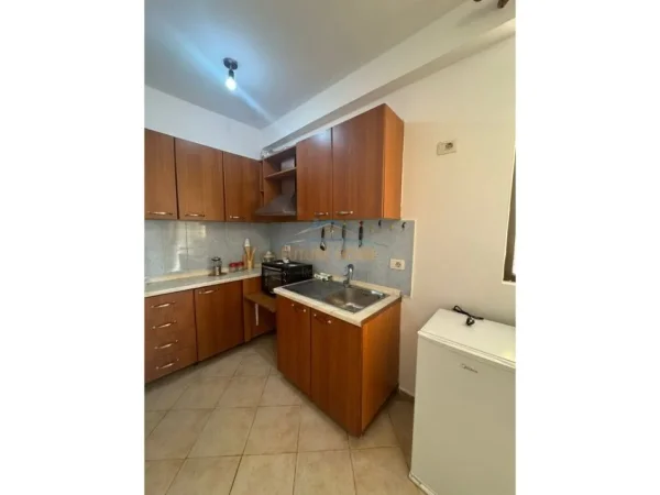 Tirane, jepet me qera apartament 1+1 Kati 8, 60 m² 500 € (Rruga e Elbasanit , Prane Ambasades Amerikane)