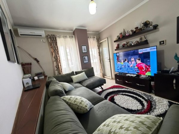 Tirane, shitet apartament 1+1+Ballkon Kati 4, 88 m² 123.200 € (FRESK)