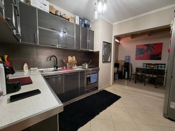 Tirane, shitet apartament 1+1+Ballkon Kati 4, 88 m² 123.200 € (FRESK)