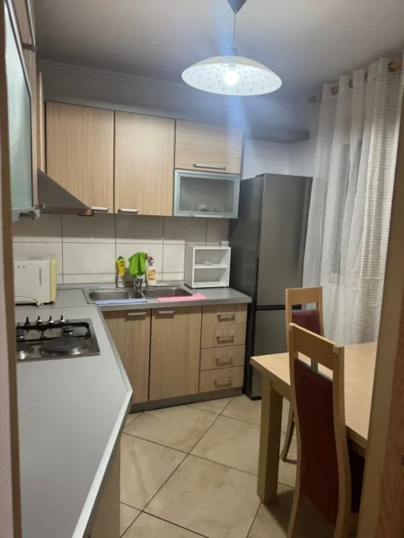 Tirane, jepet me qera apartament 3+1 Kati 5, 115 m² 700 € (RRUGA KAVAJES)
