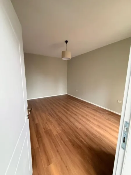 Tirane, jepet me qera ambjent biznesi Kati 3, 65 m² 700 € (ekspozita)