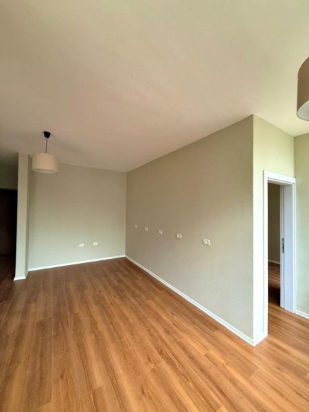 Tirane, jepet me qera ambjent biznesi Kati 3, 65 m² 700 € (ekspozita)