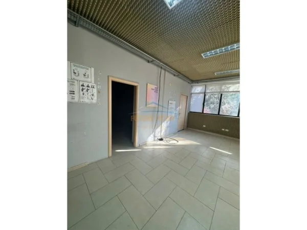 Tirane, jepet me qera ambjent biznesi Kati 1, 350 m² 3.200 € (Rruga e Elbasani , Prane Ambasades Amerikane)