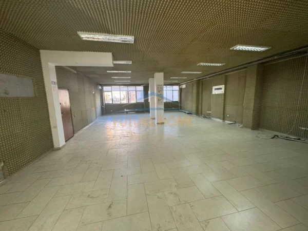 Tirane, jepet me qera ambjent biznesi Kati 1, 350 m² 3.200 € (Rruga e Elbasani , Prane Ambasades Amerikane)